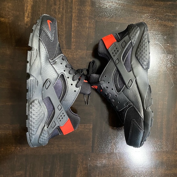 NIKE HUARACHE RUN GS YOUTH SIZE 5Y 
NEW BLACK HABANERO RED NWB - Picture 4 of 6